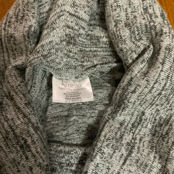 Lightweight turtleneck sweater with pockets - Picture 3 of 5